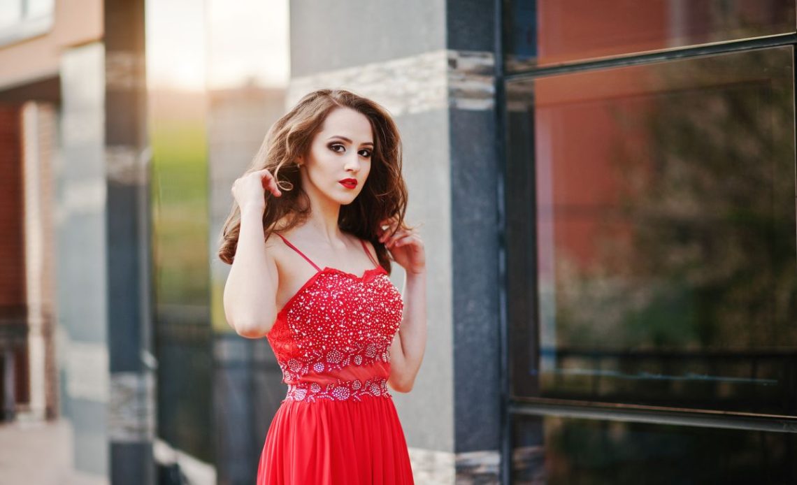 buty do czerwonej sukienki na wesele