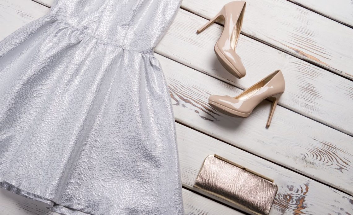 buty i torebka do srebnej sukienki